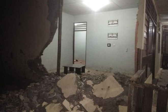 7.3-magnitude quake kills one, damages houses in Indonesia